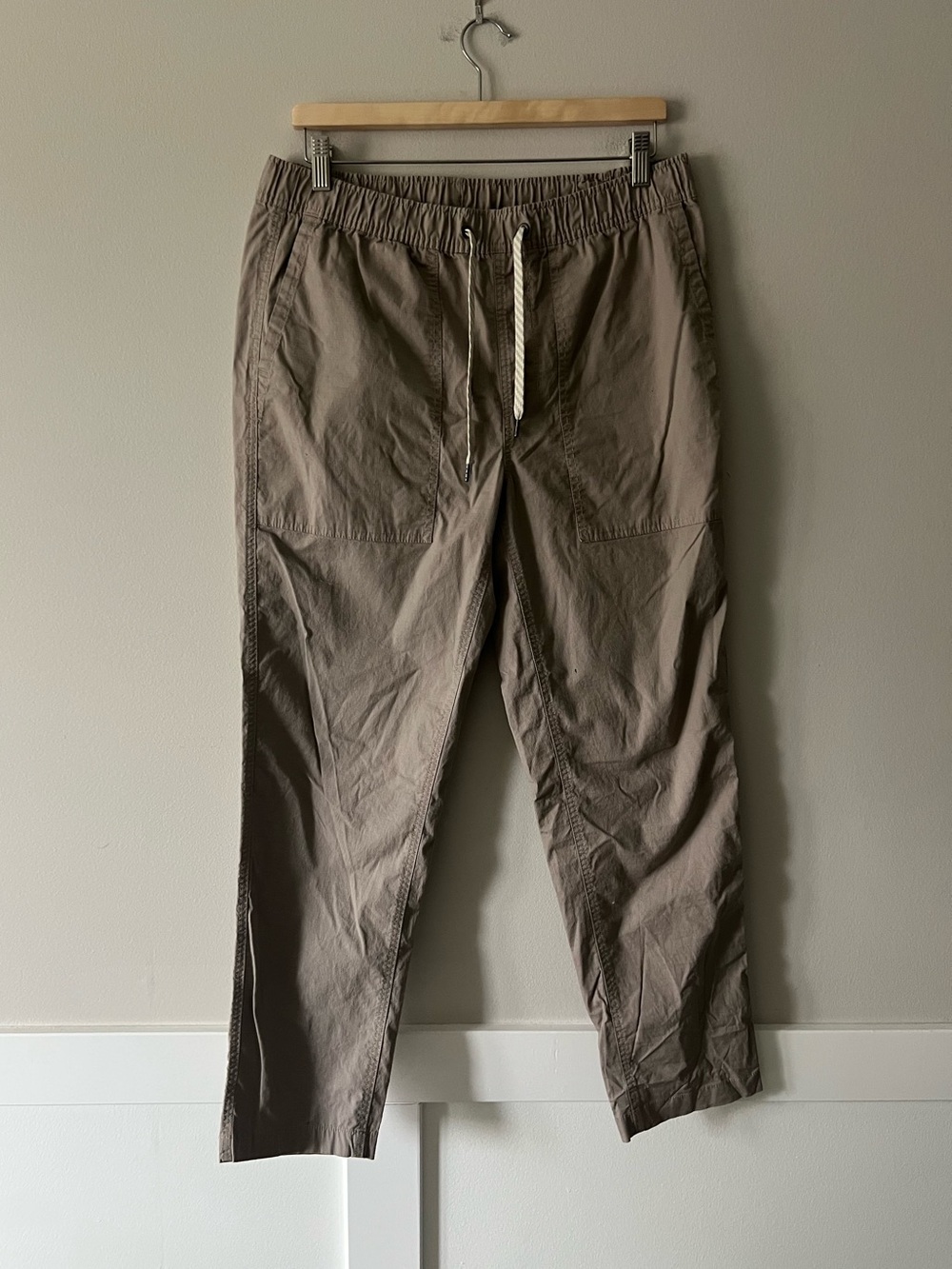 Vuori Ripstop Drawstring Jogger Pants Taupe Organic Cotton Men’s Large